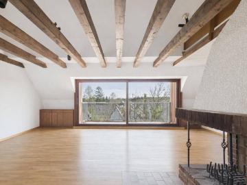 Dachgeschosswohnung mit Kamin und außergewöhnlichem Gestaltungspotenzial