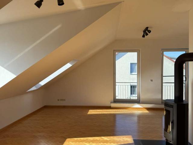 Dachgeschosswohnung mit Kamin im Grünen