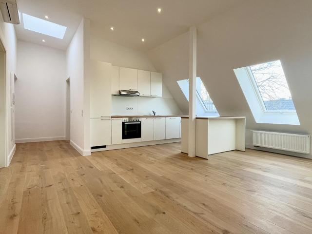 Dachgeschosswohnung mit Klimaanlage und 3 Zimmern | komplett saniert | Einbauküche | hohe Decken