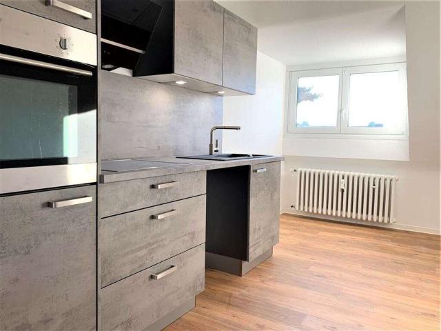 DACHGESCHOSSWOHNUNG MIT KLIMAANLAGE ZUM VERLIEBEN!