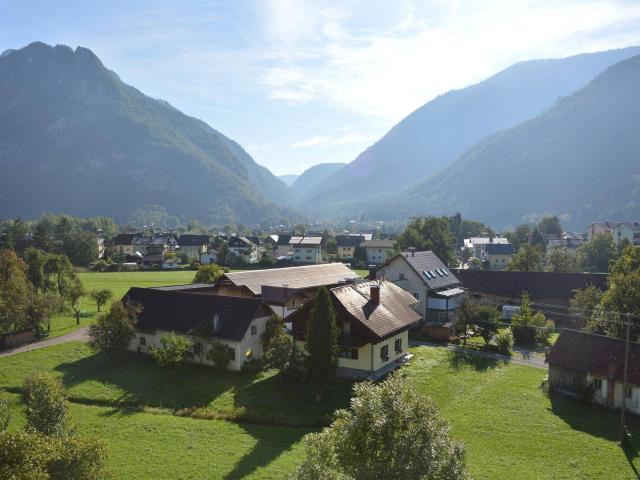 Dachgeschosswohnung mit schöner Aussicht nahe Zentrum / Modeschule auch ideal für Schüler_in