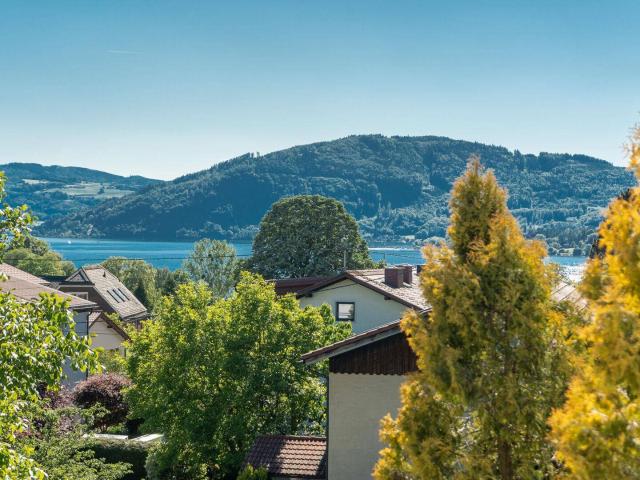 Dachgeschoßwohnung mit schöner Aussicht in Seenähe