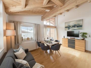 Dachgeschosswohnung mit Sichtdachstuhl & Sonnenbalkon