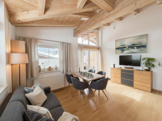 Dachgeschosswohnung mit Sichtdachstuhl & Sonnenbalkon