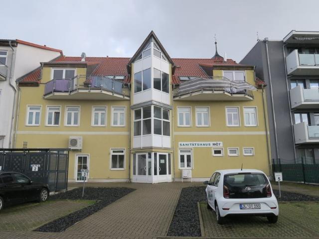 Dachgeschoßwohnung mit sonnigem Balkon, Einbauküche und Stellplatz