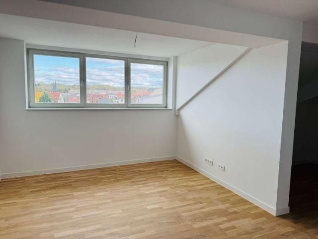 DACHGESCHOSSWOHNUNG~ERSTBEZUG~TOLLER GRUNDRISS~3 RÄUME~BALKON~STELLPLATZ
