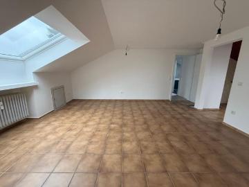 Dachgeschosswohnung frisch saniert und renoviert inkl. neue Einbauküche