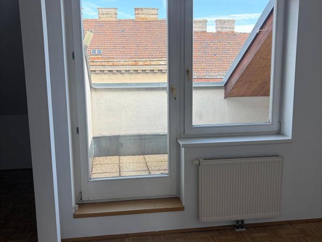DACHGESCHOSSWOHNUNG GEEIGNET FÜR EIN PÄRCHEN/SINGLE HAUPTMIETE UNBEFRISTET