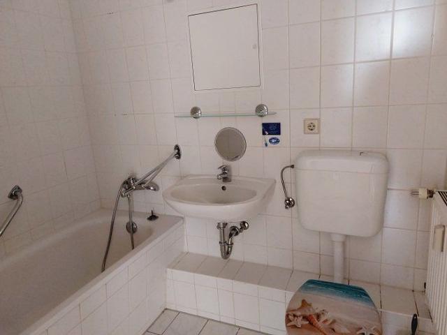 Dachgeschosswohnung geräumigen Wohnzimmer und Balkon sowie 3 weiteren Zimmern