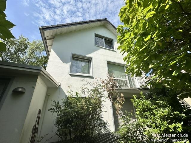 DACHGESCHOSSWOHNUNG IN BEVORZUGTER WOHNLAGE