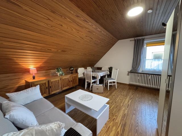 Dachgeschosswohnung löffelfertig 1ZiKüDB mit Einbauküche, voll möbliert
