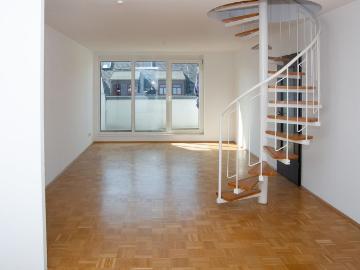 Dachgeschosswohnung über 2 Etagen mit Balkon und Parkett – 2 Bäder