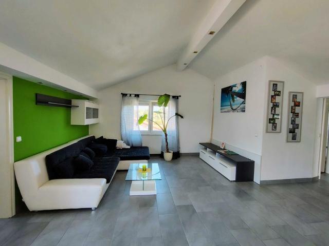 Dachgeschosswohnung, 3 Parteien Haus in Hähnlein, Feldrandlage