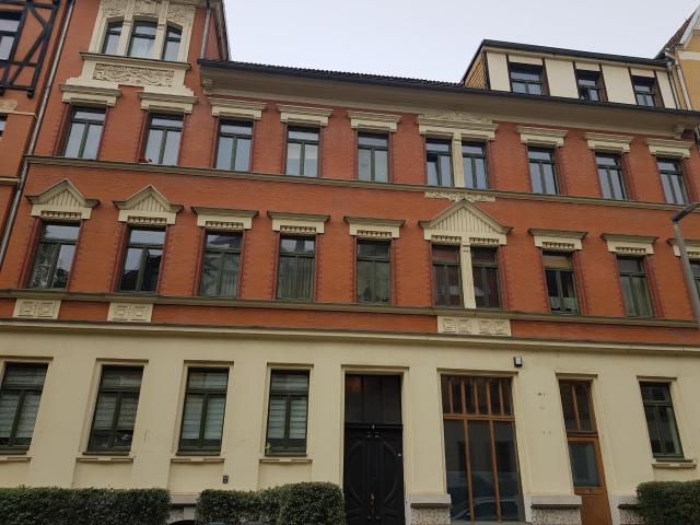 Dachgeschosswohnung 3 Zimmer mit Einbauküche, Wannenbad in zentraler Lage