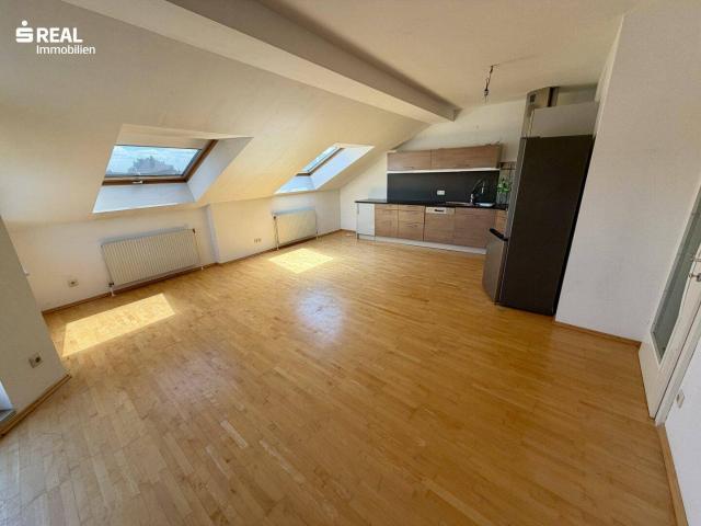 Dachgeschoß, 3 Zimmer ca. 92 m² + 6,5 m² Eckterrasse