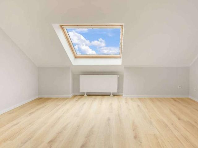 Dachgeschoss Charme: Moderne 3 Zimmer Wohnung mit Einbauküche