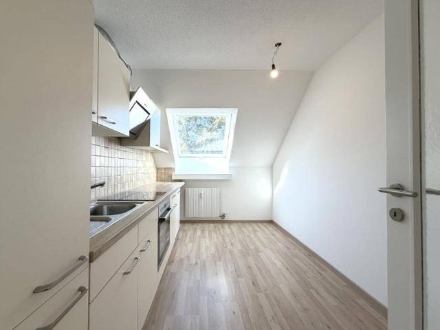 Dachgeschoss Charme trifft Wohnkomfort – 3 Zimmer Wohnung in Höchst
