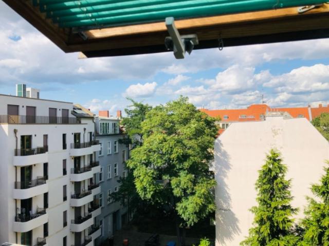 Dachgeschoss Apartment 1 Zi 22qm MÖBLIERT Zentral S & U Bahn Bus 1 Person!
