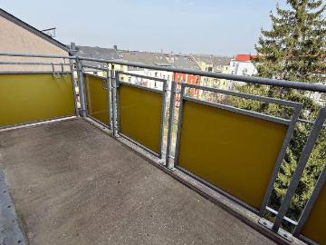 Dachgeschoss + FuÃbodenheizung + groÃer Balkon + Bad mit Fenster