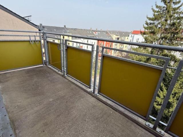 Dachgeschoss + Fußbodenheizung + großer Balkon + Bad mit Fenster