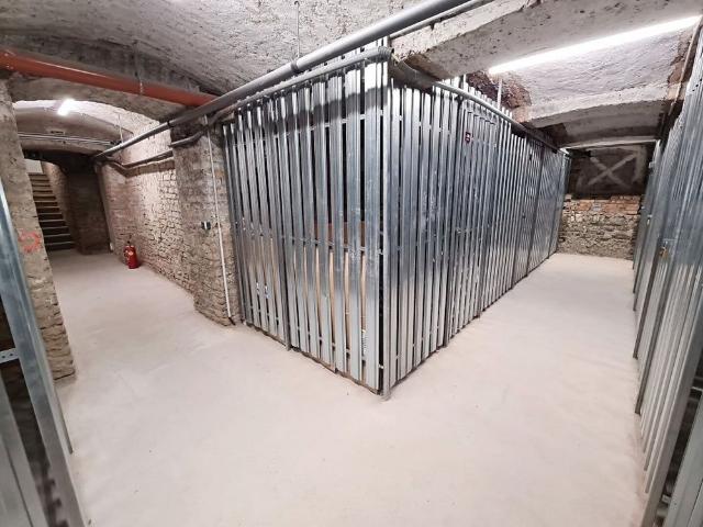 DACHGESCHOSS, klimatisiertes 78 m2 Dachgeschoß mit 8 m2 Balkon, 3 Zimmer, Komplettküche, Wannenbad, Parketten, Ospelgasse
