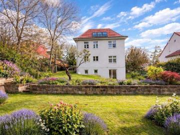 DACHGESCHOSS MAISSONETTE IN ZWEIFAMILIENHAUS MIT GARTENANTEIL