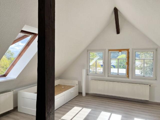 Dachgeschoss mit Fernblick teilmöbliert!