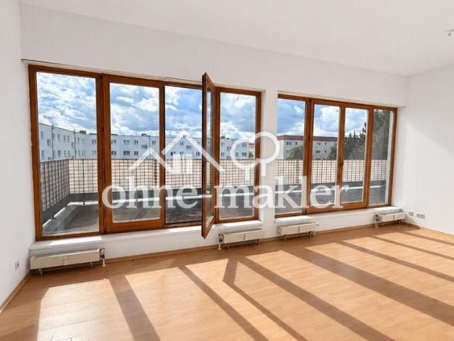 Dachgeschoss mit rund 28 m² Terrasse über die ganze Breite, 3 Zimmer, wenige Minuten zum Bahnhof