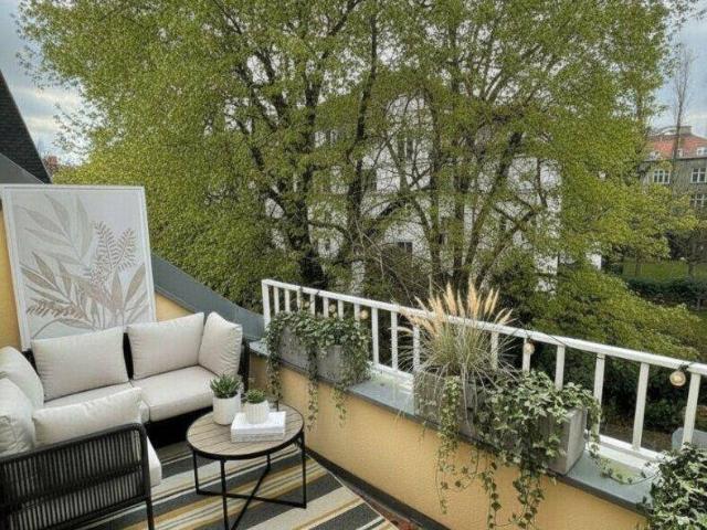 Charmantes Dachgeschoß mit Terrasse und Grünblick in klassischer Villa mitten in Hietzing