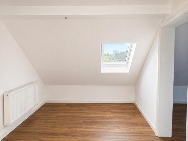 Dachgeschoss Wohnung in gemütlichem Doppelhaus + Erstbezug