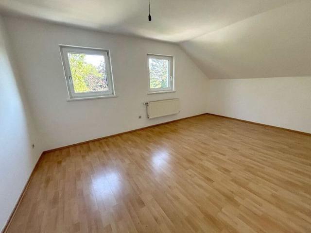 Dachgeschoss Zwei Zimmerwohnung mit Essküche!