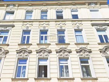 Dachgeschossrohling mit Potenzial: Genehmigt für 3 exklusive Maisonettes