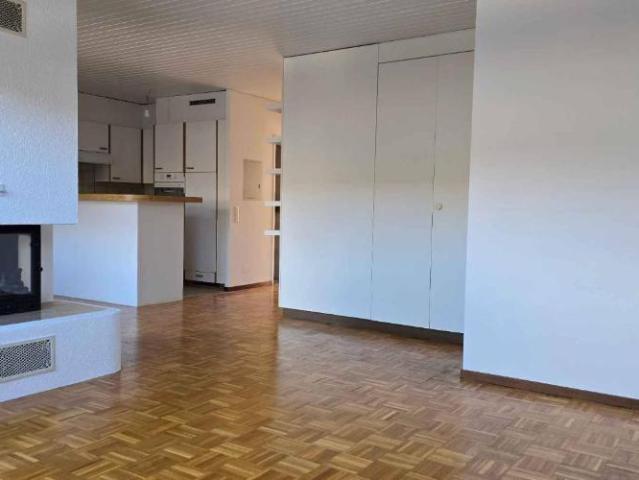 Charme und charakter für diese geräumige 2,5 zimmer wohnung im dachgeschoss