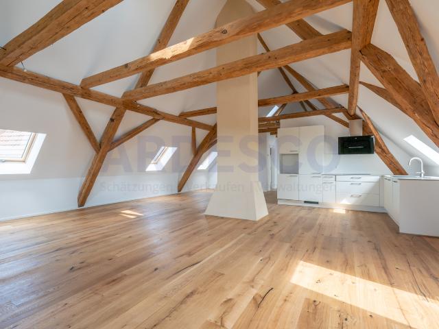 Dachwohnung mit Charme!