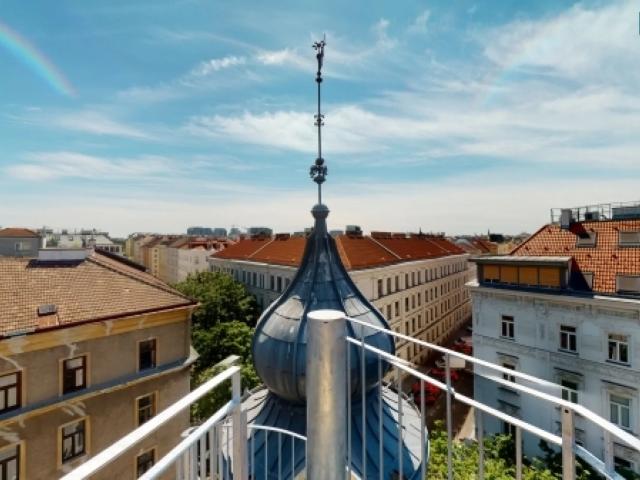 Dachterrasse mit Wien rundum Blick und eine weitere Terrasse mit historischen Zwiebelturm