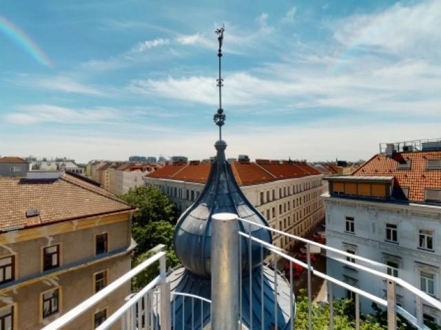 Dachterrasse mit Wien rundum Blick und eine weitere Terrasse mit historischen Zwiebelturm