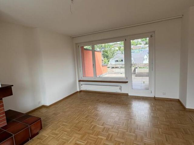 Dachterrassenwohnung mitten in Reinach mit Cheminée