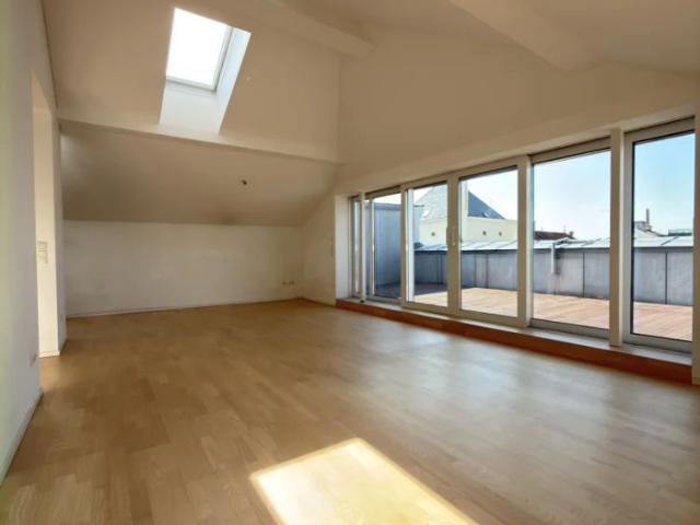 Dachterrassenwohnung mit möblierter Küche im Stadtzentrum von Ried