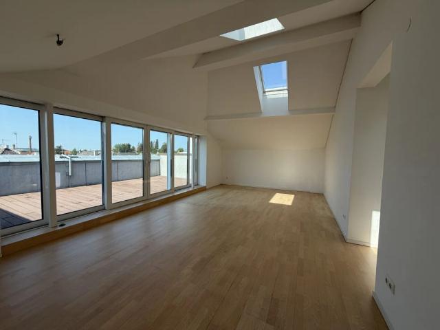 Dachterrassenwohnung mit möblierter Küche im Stadtzentrum von Ried