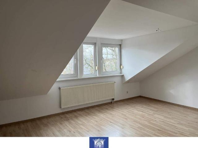 Dachtraum GroÃzÃ¼giges Wohnzimmer mit Durchreiche zur KÃ¼che!