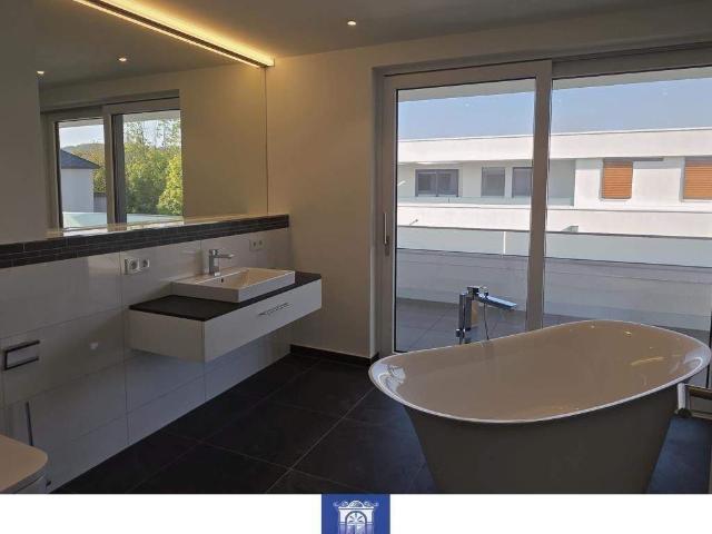Dachtraum Ruhig und grÃ¼n! GroÃe Terrasse, modernes Bad mit freistehender Wanne!