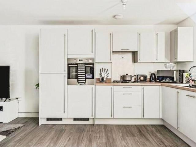Daffodil Crescent, Crawley, RH10 2 bed flat to rent £1,550 pcm £358 pw