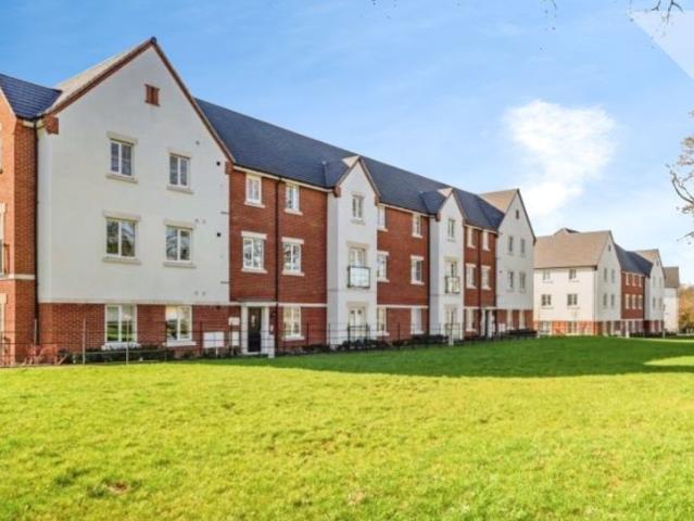 Daffodil Crescent, Crawley RH10, 2 bed flat to rent, £1,550 pcm | PrimeLocation