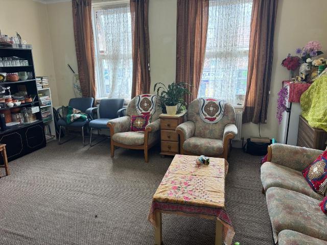 Dagenham RM8, 3 bed flat to rent, £1,900 pcm | PrimeLocation