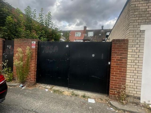 Dagenham RM8, 3 bed flat to rent, £2,295 pcm | PrimeLocation