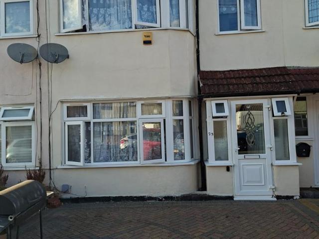 DAGENHAM, RM8 3 bed terraced house to rent £2,300 pcm £531 pw