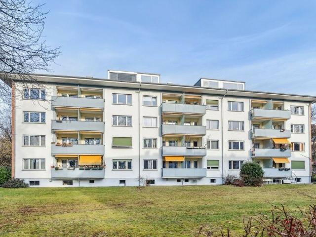 Daheim im Breitenrain Dachwohnung mit Eckbadewanne