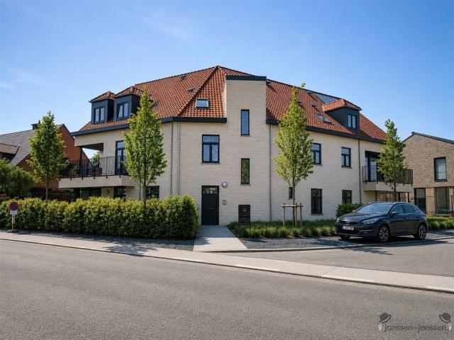 Dak appartement 101m² met 2 slaapkamers, terras, ondergrondse staanplaats met berging, centrum Gelrode