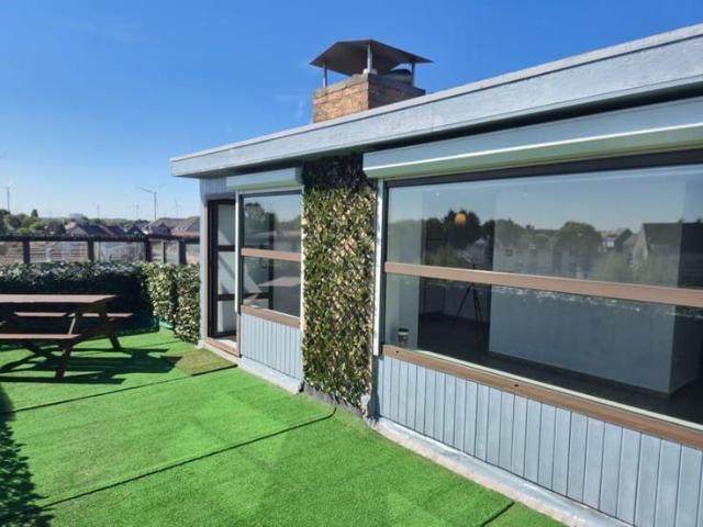 DAKAPPARTEMENT MET 1 SLAAPKAMER EN RUIM TERRAS TE HUUR IN.
