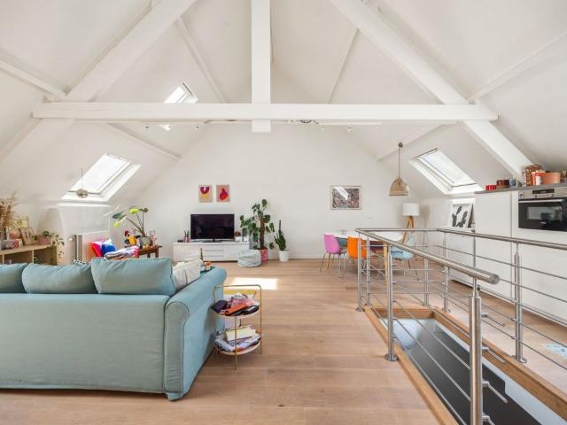 Dakappartement met loftgevoel en autostaanplaats in centrum Kapellen!